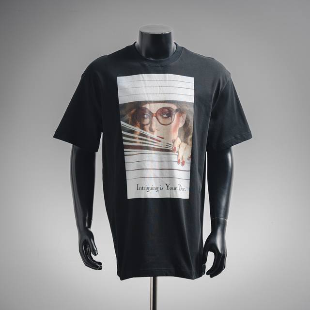 Dior 迪奥 HéRitage 2025Ss 人像杂志短袖T恤这款 Dior HéRitage T 恤是二零二五秋季男装系列新品，灵感源自 1980 年代的美