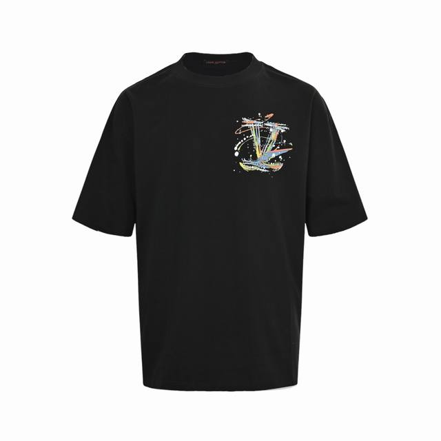 Louis Vuitton 路易威登 25Ss 手绘字母Logo印花短袖面料采用定制240G 26支特滑双股精棉平纹高密无尘全棉布料。前幅高密度加厚，走线平整，