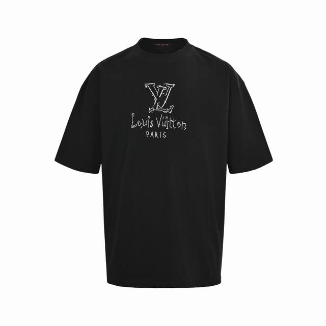 Louis Vuitton 路易威登 25Ss 补丁字母印花短袖面料采用定制240G 26支特滑双股精棉平纹高密无尘全棉布料。前幅高密度加厚，走线平整，代工品质
