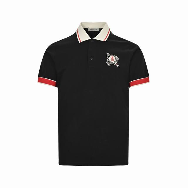 Moncler 蒙口 24Ss 奔跑小人刺绣Polo短袖采用 %棉双面珠地面料，拆解纱线分析，订织蜂窝四角网眼胚布，衣领为双系统提花定织扁机制成，有弹性，不变形