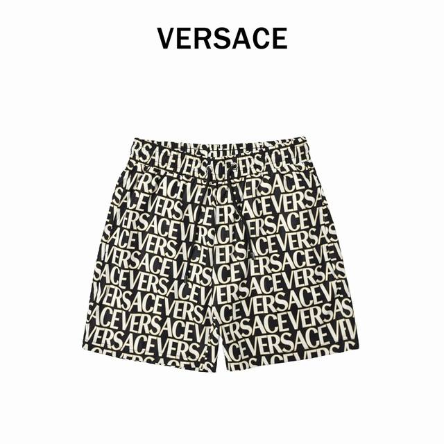 Versace 范思哲 满印沙滩短裤这设计灵感源自意大利海岸的夏日风情和海滩俱乐部。匠心呈献日常服饰和晚装造型。中央巧妙融入简约耐看显高级。货号518 003尺