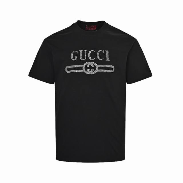 Gucci 古驰 25Ss 烫钻字母Logo短袖面料定织订染版型无差。32支精梳棉针织棉布，240克重棉单面，紧密赛络纺织造，跟以往的款式相比面料做了改变，手感