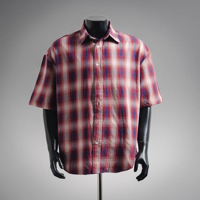 Acne Studios 25Ss 红白格纹短袖衬衫采用新疆长绒棉与色纺纱混纺，通过21针精梳工艺确保纱线支数达到120S以上，实现面料的光泽度与抗皱平衡，格纹
