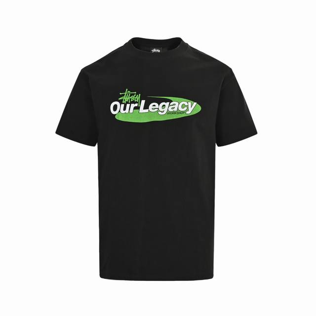Stussy & Our Legacy联名 25Ss 椭圆涂鸦字母印花短袖当加州街头遇见斯德哥尔摩极简主义 这件Swirl Tee以醒目的橄榄绿漩涡徽章 承载S