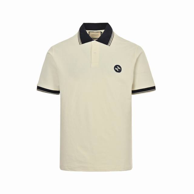 Gucci 古驰 24Ss 胸口双G刺绣Polo短袖原5,200购入，采用60支双股250克重棉氨混纺双面珠地面料，条纹相间拼色衣领定为双系统提花定织扁机制成。