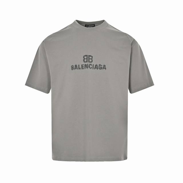 Balenciaga 巴黎世家 23Ss 马赛克印花短袖印花材料采用安全环保无毒婴儿认证的发泡材料；印花轮廓清晰干净，有康丽机器出来的质感；如果衣服要清洗的话，