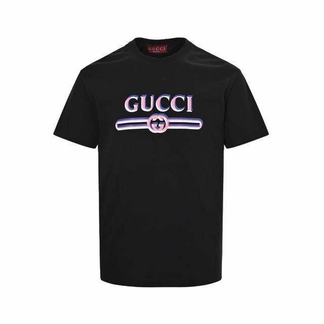 Gucci 古驰 25Ss 重影字母印花短袖面料采用265克平纹32支双股双纱紧密赛络纺进口“福原”牌大圆机织造而成，双面做蚀毛无尘处理，面部蚀毛后使面料表面干