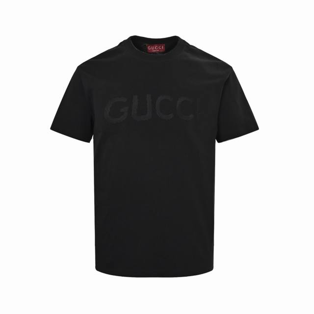 Gucci 古驰 25Ss 暗纹刺绣字母短袖采用260克双纱精棉，衣服偏厚使整体高透气和柔软性，高版本，三标齐全！男女同款采用24S特纺紧密棉面料，克重260G