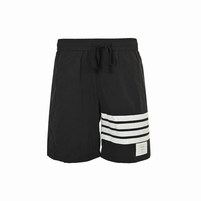 Thom Browne 汤姆布朗 25Ss 四杠尼龙沙滩短裤定制速干面料 经典四道杠立体条纹 蜂窝网眼内衬 无性别主义剪裁 隐藏式口袋 可调节抽绳腰围 男女同款