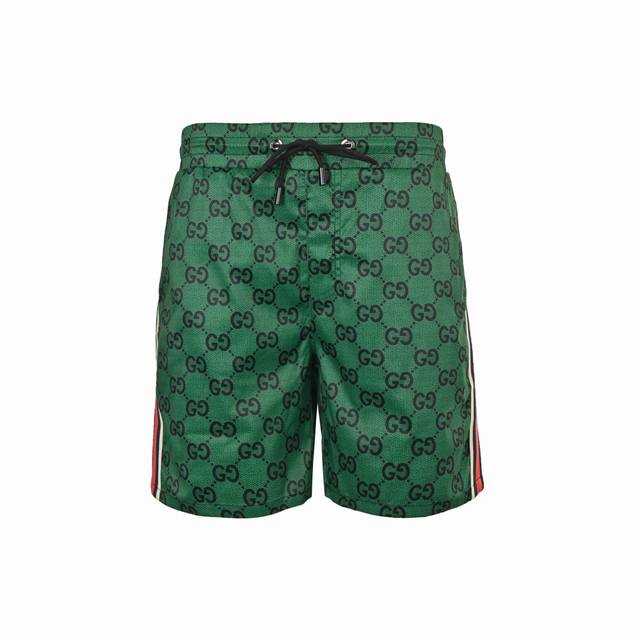 Gucci 古驰 25Ss 侧边织带满印老花沙滩短裤高密丝绸提花面料，百分百复刻。裤身采用立体剪裁缝纫工艺，内衬全锦网眼，后幅标志性Lvse订制五金，细节还原高