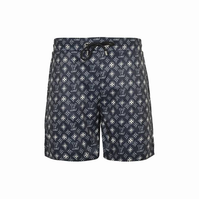 Louis Vuitton 路易威登 25Ss 老花满印沙滩短裤高密丝绸提花面料，百分百复刻。裤身采用立体剪裁缝纫工艺，内衬全锦网眼，后幅标志性Lvse订制五金