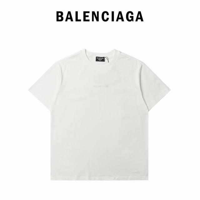 Balenciaga巴黎世家25Ss官网新品烫钻字母短袖T恤面料采用重磅300克双纱精梳棉，定制32支1*1螺纹，成衣两遍水洗处理，面料舒适亲肤无异感，定制定染