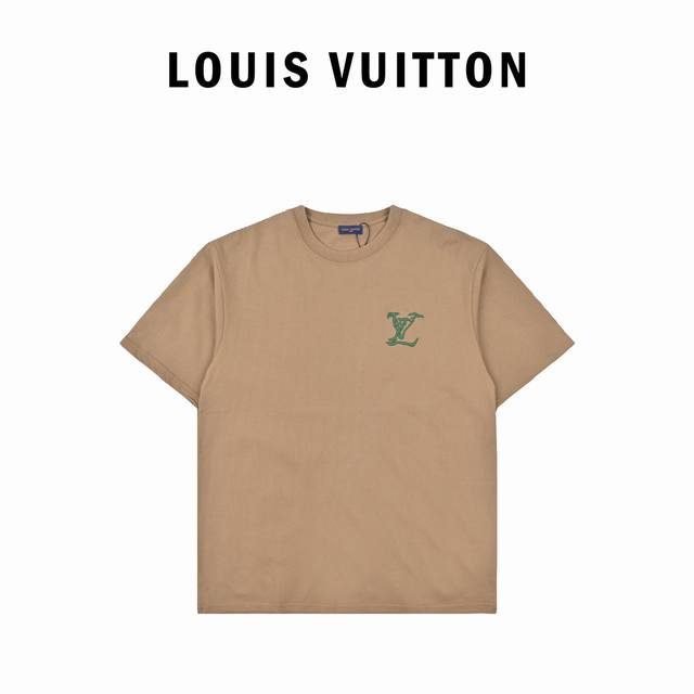Louis Vuitton路易威登刺绣标识徽章短袖T恤简约的时尚元素设计凸显精简,隶属今夏高颜值单品.客供优质针织棉面料,手感顺滑细腻,着身的透气舒适感无可挑剔