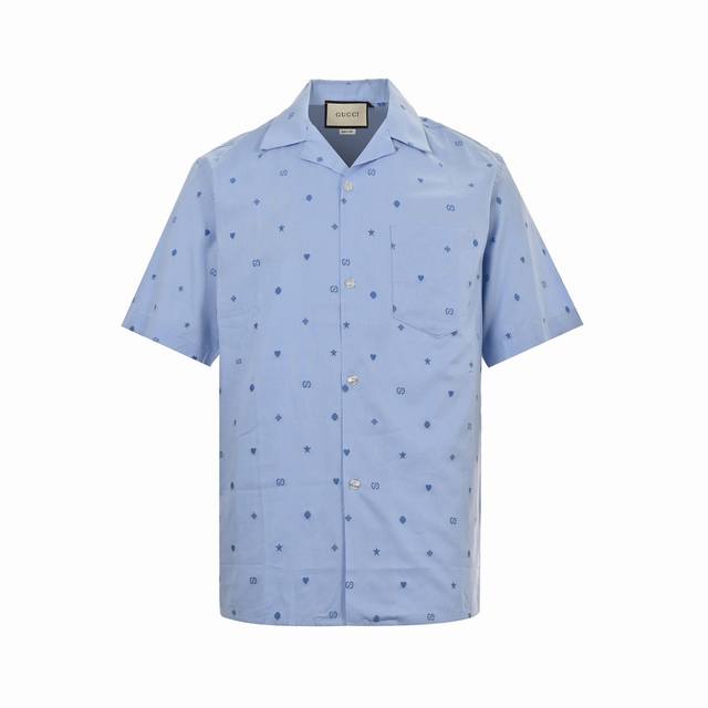 Gucci 古驰 24Ss 满身提花小Logo短袖衬衫春夏新款针织棉布短袖衬衣，满身双G小Logo刺绣，搭配爱心 星星图案点缀，定制刻字纽扣辅料，前胸贴布口袋，