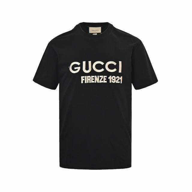 Gucci 古驰 字母刺绣短袖选用客供定制针织 %纯棉面打造,面料手感细腻，厚实有质感的纯棉布高密度的机织工艺，如棉絮般柔紧致舒适有挺括感，上身十分显型~精致饱