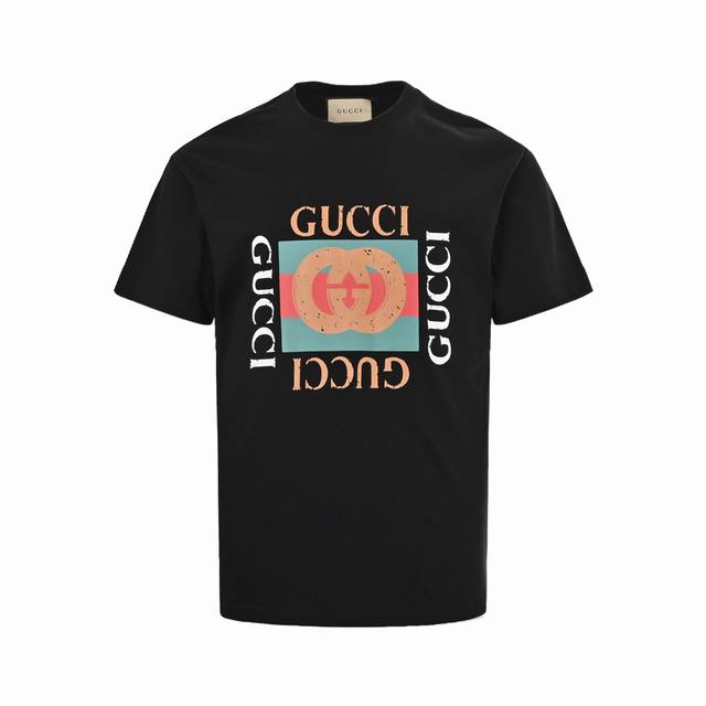 Gucci 古驰 经典方块Logo印花短袖面料采用265克平纹32支双股双纱紧密赛络纺进口“福原”牌大圆机织造而成，双面做蚀毛无尘处理，面部蚀毛后使面料表面干净
