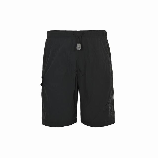 Stone Island 石头岛 金属尼龙徽章短裤定制速干金属褶皱尼龙面料，尼龙面料且颜色超正，Oversize版型。左侧有三万针罗盘大刺绣，右侧则是经典Log