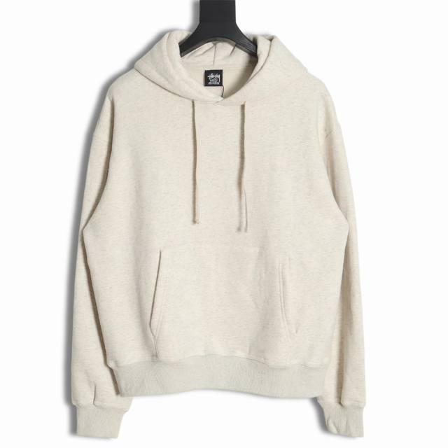 Stussy 斯图西 字母Logo刺绣帽衫采用进口机器织造而成，布面纹路及毛圈的独特性创造出完美的成衣效果 面料采用净布380克重 洗水后达到400克；搭配40