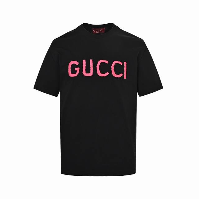 Gucci 古驰 粉色字母Logo刺绣短袖采用进口棉质面料，上身柔软舒适！胸前字母Logo印花设计，多种色彩融合在一起，使得整件衣服更加鲜艳亮丽！作为单穿或者内