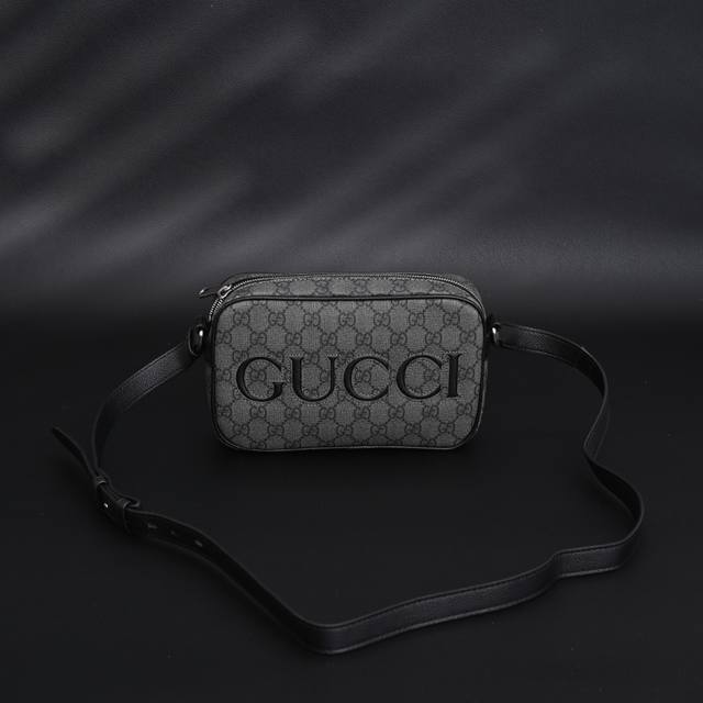 Gucci古驰Guc 双G满印字母男士斜挎包#原单品质Size：23.5*14*6古驰包包