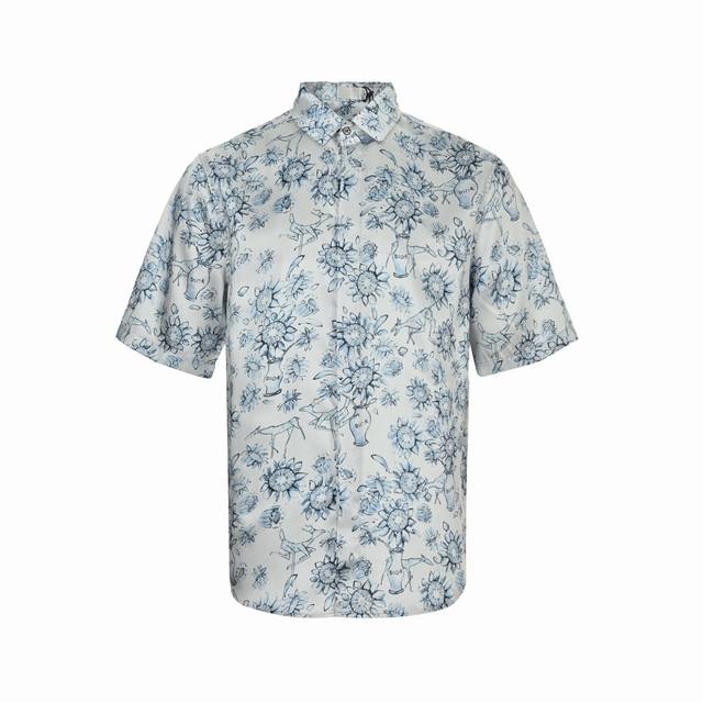 Dior 迪奥 25Ss 花卉动物满印短袖衬衫Dior春夏新款衬衫来自 Dior And Hylton Nel 联名系列，展现了对艺术家作品的诠释。采用淡蓝色桑