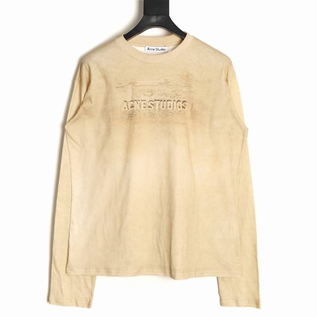 Acne Studios 25Ss 山峰水洗做旧长袖T恤沙米色调的竹节棉T恤，以浮雕纹理印花呈现复古质感，独特的做旧处理。新款做旧废土风的水洗棉上衣，很适合夏季