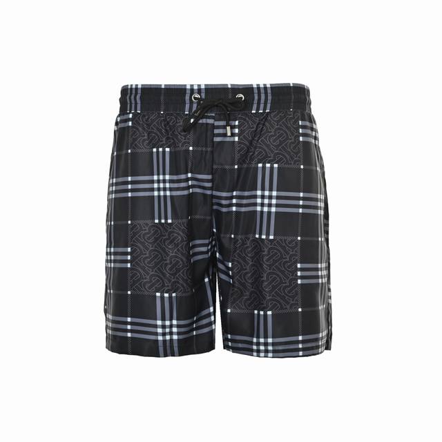 Burberry 巴宝莉 25Ss 格纹满印沙滩短裤这款短裤采用薄款设计，无需担心闷热或出汗，轻盈自然。经典的格子图案在阳光下更显出夏日感，使您瞬间成为海滩的焦