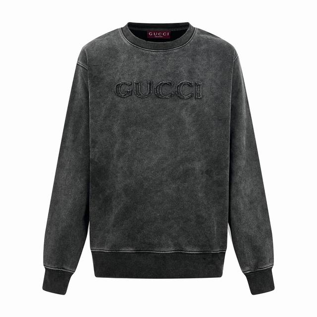 Gucci 贴布绣标识卫衣定制奢雅双织棉锦绒 质感十足 舒适贴肤 经洗水做旧日工艺精心雕琢后的墨影沉黑 沉淀出一种历经岁月打磨的温润与内敛 标志性Gucci 标