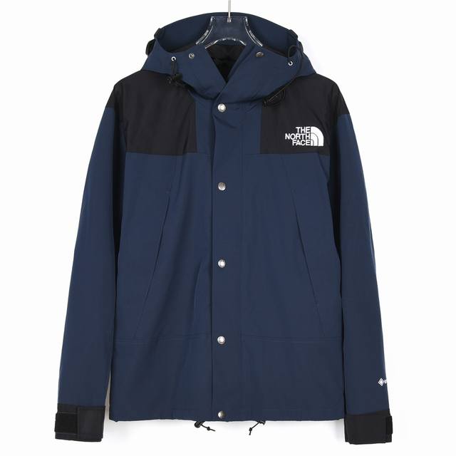The North Face 北面经典1990户外冲锋衣#男女同款#藏青色材料清单：面料：采用2L双层Gore-Tex面料，面料表层做超高强度防水，内层覆膜，
