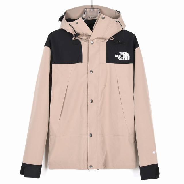 The North Face 北面经典1990户外冲锋衣#男女同款#卡其色材料清单：面料：采用2L双层Gore-Tex面料，面料表层做超高强度防水，内层覆膜，