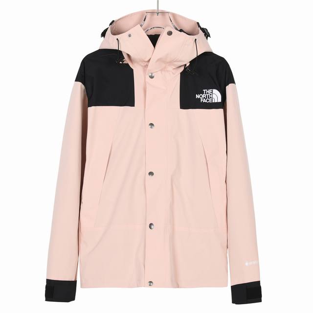 The North Face 北面经典1990户外冲锋衣#男女同款#粉色材料清单：面料：采用2L双层Gore-Tex面料，面料表层做超高强度防水，内层覆膜，