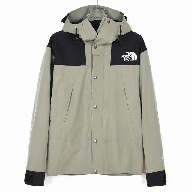 The North Face 北面经典1990户外冲锋衣#男女同款#抹茶绿材料清单：面料：采用2L双层Gore-Tex面料，面料表层做超高强度防水，内层覆膜，
