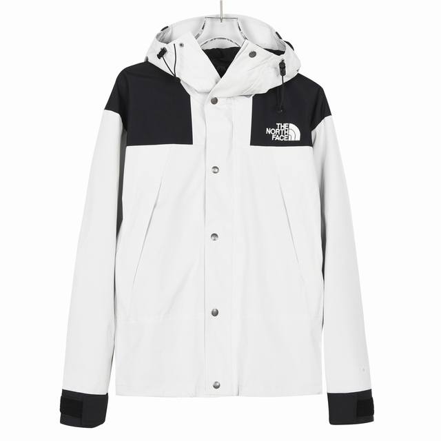The North Face 北面经典1990户外冲锋衣#男女同款#灰白色材料清单：面料：采用2L双层Gore-Tex面料，面料表层做超高强度防水，内层覆膜，
