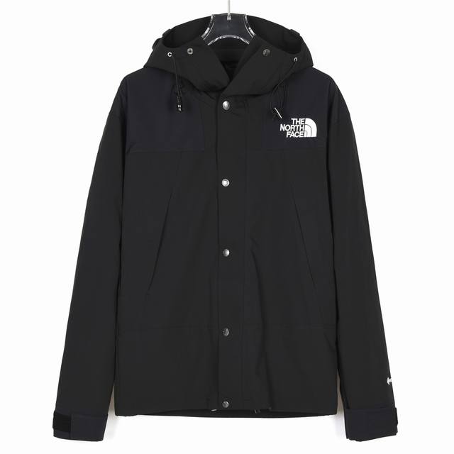 The North Face 北面经典1990户外冲锋衣#男女同款#黑色材料清单：面料：采用2L双层Gore-Tex面料，面料表层做超高强度防水，内层覆膜，