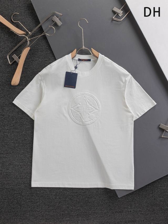Louis Vuitton 路易威登 1V 驴家 微宽版型S-Xl25Ss Lv 新品专柜同步款 胸前立体镂空四叶草大Logo刺绣 男女同款！短袖不在千篇一律的