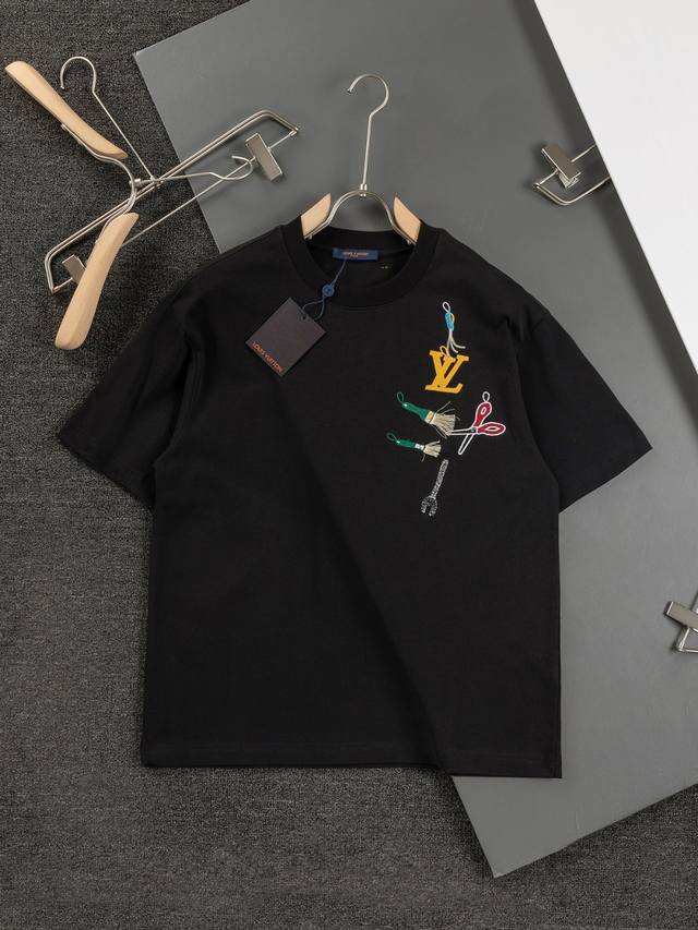 Louis Vuitton 路易威登 1V 驴家 微宽版型S-Xllv 25Ss最新最顶级多工艺融合刺绣 工具图案刺绣圆领短袖 本款圆领短袖展现 2025春夏秀