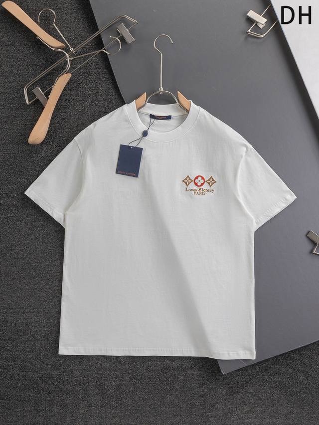 Louis Vuitton 路易威登 1V 驴家 微宽版型S-Xl25Ss Lv 新品专柜走秀款 胸口金线四叶草刺绣 后幅彩色四叶草字母刺绣 男女同款！短袖不在