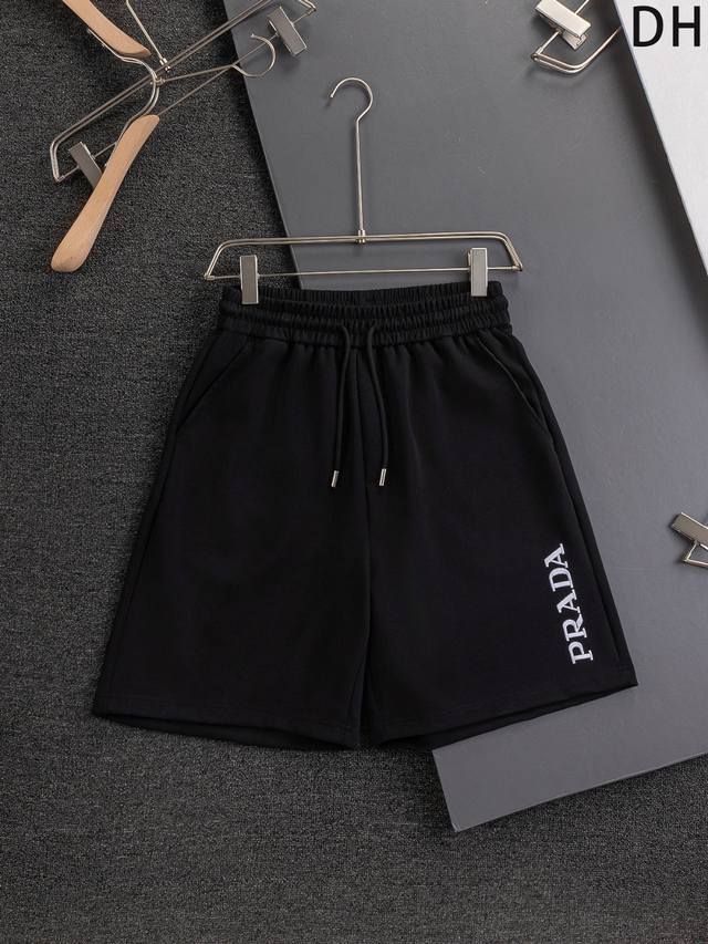 Prada 普拉达 三角标 高版本 微宽版型S-Xlprada 25Ss春夏新品专柜款 超爆款前幅简约字母大Logo刺绣 后开袋 这款短裤融合运动风极简主义设计