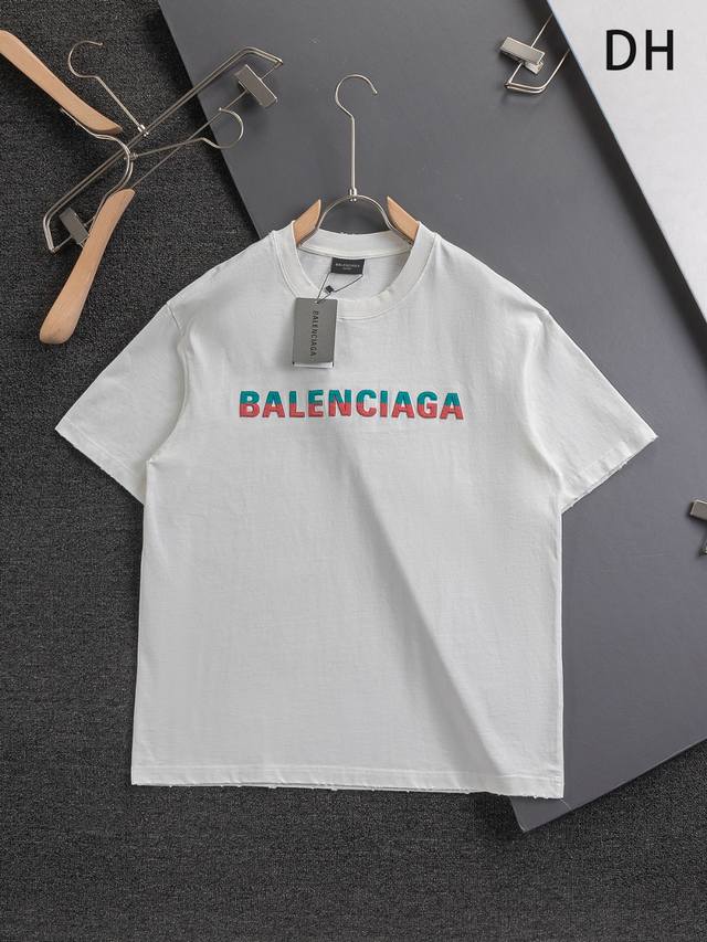 Balenciaga 巴黎世家 微宽版型S-Xl25Ss巴黎走秀热卖款 胸前双拼色字母刺绣Logo短袖T恤复古味十足 巴黎每次的新品都必然推起一波时尚浪潮 这款