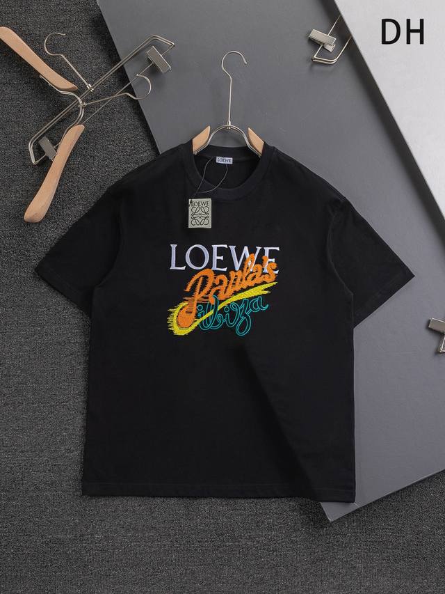 Loewe 罗意威 高版本 微宽版型S-Xl罗意威25Ss 新品官网同步发售 胸前彩绘多色字母刺绣 多重重工艺 男女同款！短袖不在千篇一律的大众脸，而是一定要独