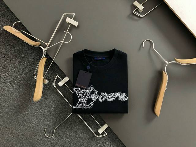 Lv 25早春新品专柜走秀款 平绣拼接毛线重工艺Lv Logo刺绣 后福平绣毛线颠倒大Logo 刺绣短袖T恤，男女同款！短袖不在千篇一律的大众脸，而是一定要独特