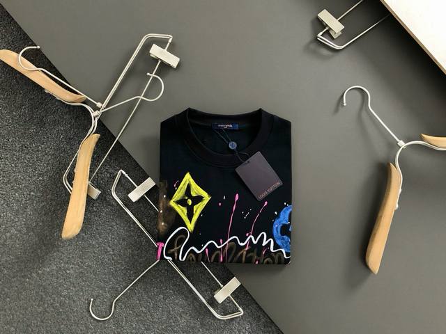 Louis Vuitton 路易威登 1V 微宽版型S-Xl25Ss新品专柜同步 手绘甩浆印花多色元素涂鸦Logo印花圆领T恤 男女同款！官网同步，专柜纯棉面料