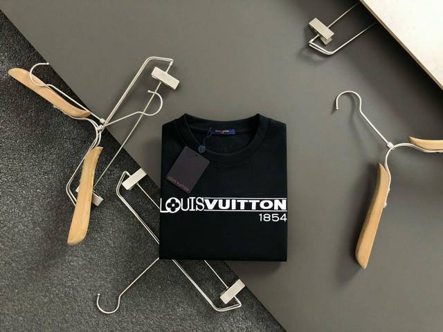 Louis Vuitton 路易威登 1V 微宽版型S-Xl25Ss新品专柜同步 经典胸前立体字母1854重工艺刺绣Logo 后幅重工贴布切割四叶草刺绣重工艺