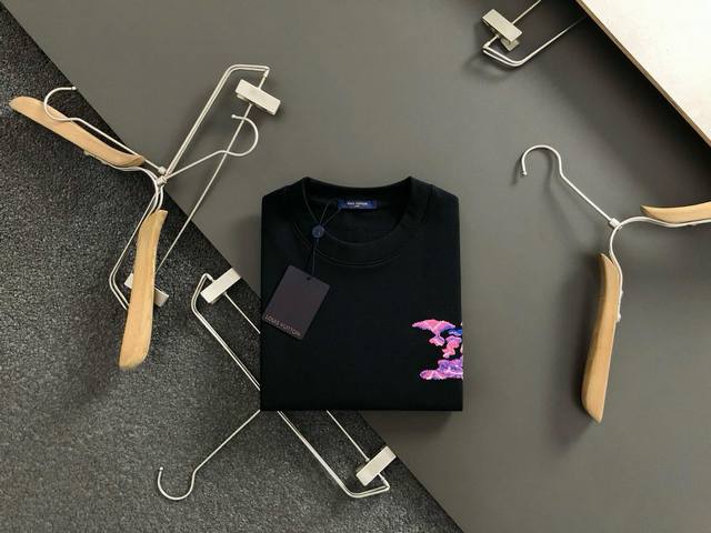 Louis Vuitton 路易威登 1V 微宽版型S-Xl25Ss新品专柜同步 经典胸口Lv字母刺绣Logo 后幅重工艺贴皮绣花光线云朵大Logo刺绣 圆领短