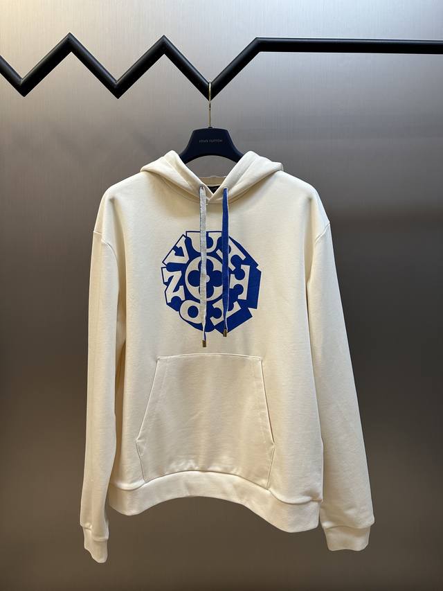 Lv Nigo联名 蓝色花卉印花连帽卫衣采用16S双纱+10S鱼鳞底磨毛面料，面料由16S单纱作为主纱，底部则采用10S单纱加固形成鱼鳞底面料，提高面料的耐用性