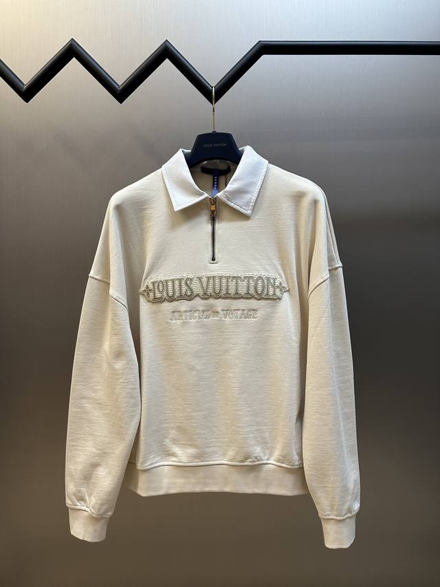 Lv 25秋冬新款 半拉链卫衣上身同款本款运动衫为棉布浸染优雅色调，搭配针织衬衫领和摩登半拉链领口，可与同款长裤共筑闲适航游造型。胸前路易威登贴饰营造丰盈肌理，