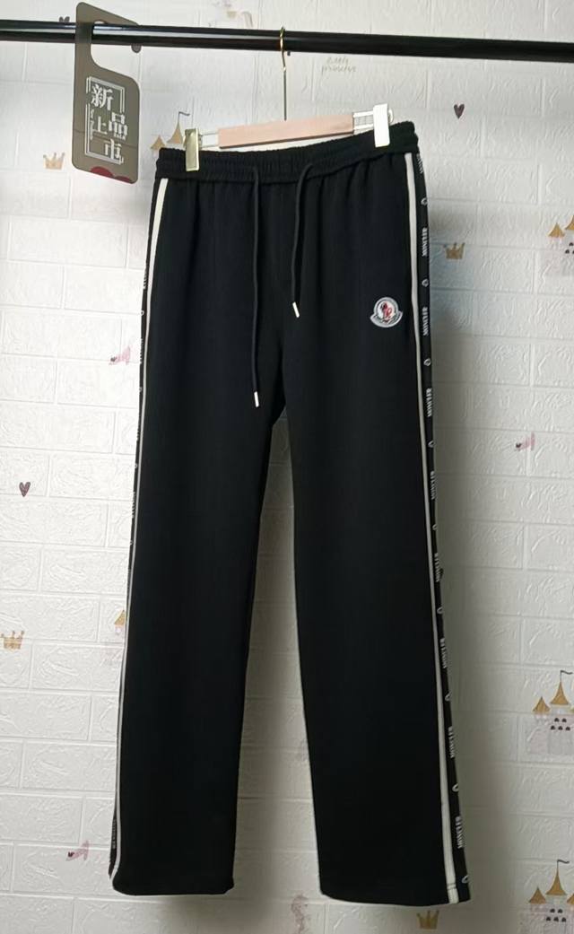 蒙口字母织带休闲裤，黑色侧边Logo条纹设计，抽绳松紧腰带，两侧口袋，面料舒适有质感。原相机实物拍摄。颜色：黑色尺码：46码 - 斤， 48码 - 斤， 50码