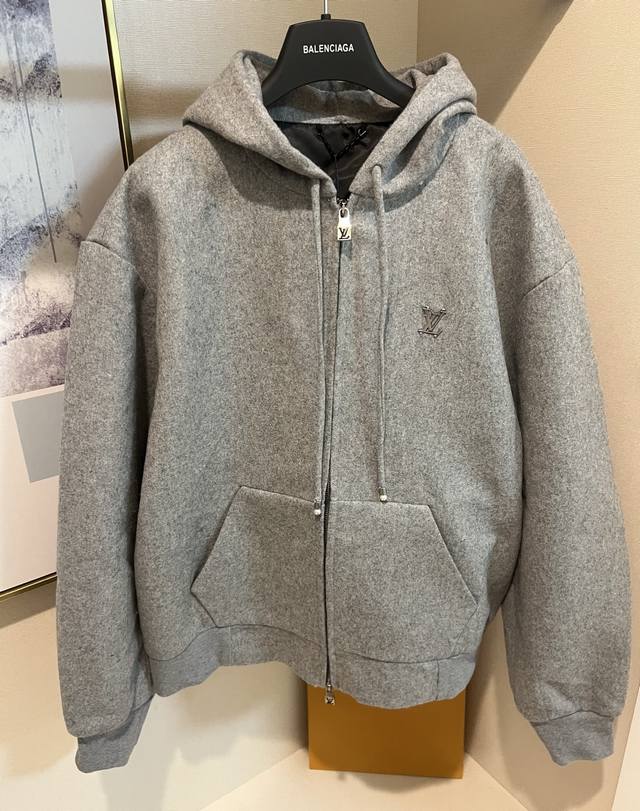 Size 46 48 50 52 男女同款 1V路易家 本款运动连帽夹克取材科技绵羊毛，以考究剪裁重绎动感廓形，再借弹力下摆升级垂坠质感。袋鼠式口袋巧妙融入缝线