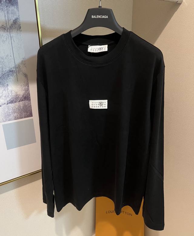 Size S M L Xl 2配色：黑色 白色 男女同款 Mm马*拉 本款棉质长袖 T 恤以当季色调传递典雅韵味，成就日常搭配佳选。左侧刺绣含蓄标注品牌身份，字