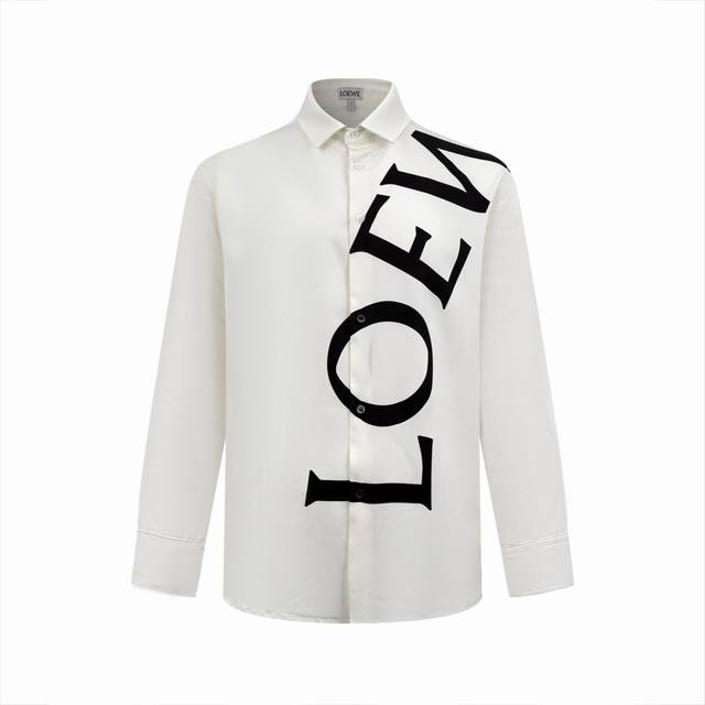 Loewe 印花丝绸衬衫定制桑蚕丝丝绸料 飘逸梦幻 光泽自然 舒适贴肤 以象牙白为底色 温润而高雅 而斜印其上的墨影黑Loewe字母 以一种极具张力的姿态赋予了